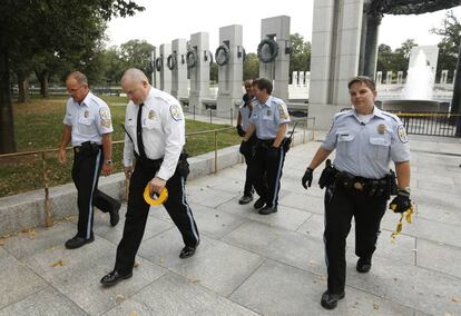 Policía de Parques Nacionales después de cerrar el Memorial a la Segunda Guerra Mundial en Washington, 1 de octubre de 2013.