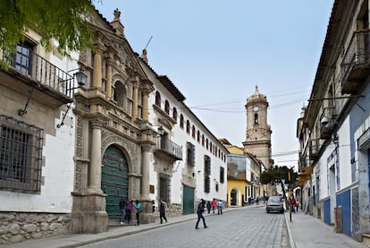 La ciudad boliviana de Potosí vivió un pasado esplendoroso durante la época colonial y dio nombre a una moneda, el potosí. La huella de este periodo puede verse en la Casa de la Moneda (en la imagen), que muestra la historia de una tierra de la que se extrajeron toneladas de plata para financiar al Imperio Español. En la actualidad casi todas las minas son improductivas, pero su viejo auge se recuerda todavía en el lenguaje popular con la frase “vale un Potosí”.