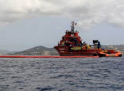 Un buque de Salvamento Marítimo, durante las labores de limpieza del fuel ayer frente a la costa de Ibiza.