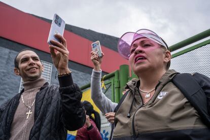 Votantes celebran y comparten imágenes de la votación con sus teléfonos. 