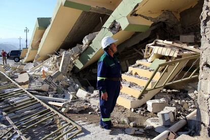 Un bombero inspecciona los restos de un edificio dañado tras el terremoto en Darbandikhan, cerca de la ciudad de Solimania (Irak).