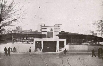 1944 (aproximadamente). Vista exterior del mercado municipal de Olavide, en la plaza del mismo nombre. El edificio, de Javier Ferrero, tenía una planta octogonal, en referencia a las ocho calles que desembocan en su plaza.