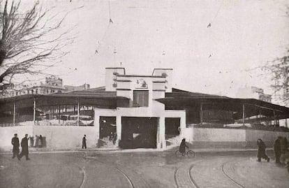 1944 (aproximadamente). Vista exterior del mercado municipal de Olavide, en la plaza del mismo nombre. El edificio, de Javier Ferrero, tenía una planta octogonal, en referencia a las ocho calles que desembocan en su plaza.