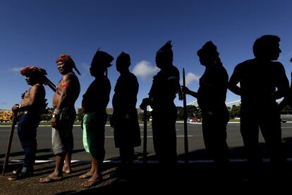 Indígenas de la tribu Munduruku protestan en el campamento "Tierra Libre", que montaron en la Explanada de los Ministerios para pedir la demarcación de su territorio para la supervivencia del pueblo en Brasilia (Brasil).