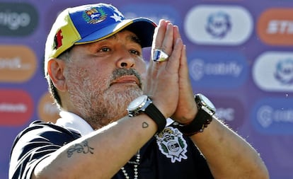 Diego Maradona, durante el partido que Gimnasia y Esgrima disputó contra Estudiantes, el 2 de noviembre pasado.