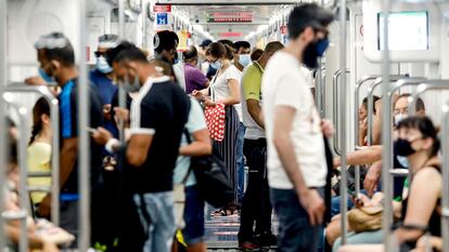 Varios usuarios con mascarilla en el metro de Milán, este agosto.