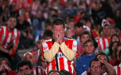 Tristeza en el estadio Vicente Calder&oacute;n tras la victoria del Real Madrid en Lisboa. 