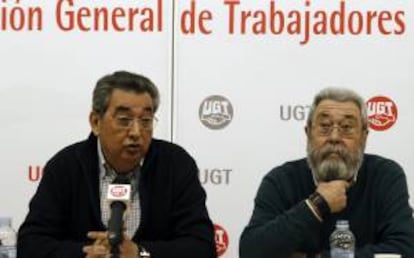 El secretario general de UGT, Cándido Méndez (d) y el secretario de Acción Sindical, Toni Ferrer, durante la rueda de prensa que ofrecieron hoy en Madrid para valorar el primer año en funcionamiento de la nueva reforma laboral.