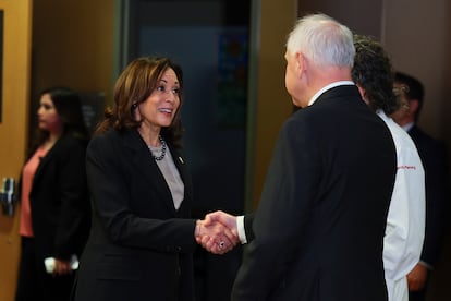 La vicepresidenta de EEUU, Kamala Harris, saluda al gobernador de Minnesota, Tim Walz, durante una visita en el mes de marzo.