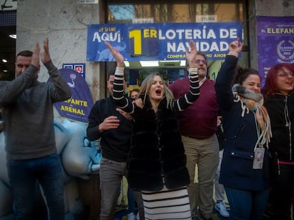 Empleados de la administración El Elefante del Arenal, en Madrid, celebraban este viernes la venta del Gordo de Navidad.