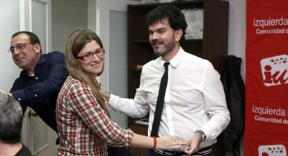 José Antonio Moreno y Raquel López, con el coordinador regional de IU, Eddy Sánchez.