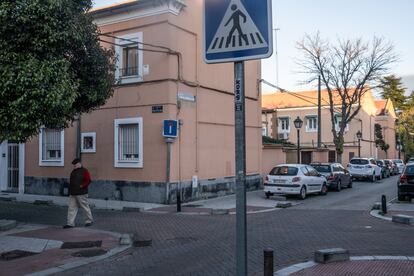 Un vecino pasea por la colonia Boetticher.