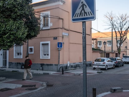 Un vecino pasea por la colonia Boetticher.