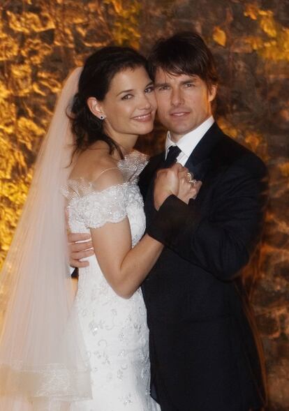 La relación de Tom Cruise con Katie Holmes se desarrolló en el centro del foco mediático. La pareja de actores paseó su amor por las alfombras rojas de todo el mundo en 2005. Un año después, se casó en un castillo a las afueras de Roma (Italia). El matrimonio duró algo más de cinco años y tuvo una niña, Suri Cruise. Es la única hija biológica del actor, que tiene otros dos hijos, Isabella y Connor, adoptados con Nicole Kidman, con los que sí tiene buena relación.