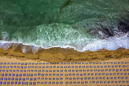 Zlatni Piasatsi, arenas de oro en búlgaro, sería el equivalente balcánico, en el mar Negro, a la zona discotequera de Mallorca. Muy distinta es la cosa a pocos kilómetros, <a href="http://www.parkzlatnipiasaci.com/?lang=en" target="_blank">en el parque natural más pequeño de Bulgaria</a>. Aquí los ruidos de la fiesta se pierden entre el murmullo de las hayas y los robles, y uno puede admirar las arrebatadoras vistas del mar y el monasterio de Aladzha, en la zona suroeste de la reserva natural.