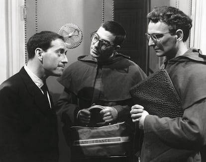 Carlos Saura y Rafael Azcona, disfrazados, con José Luis López Vázquez en la película de Marco Ferreri 'El cochecito' (1960).
