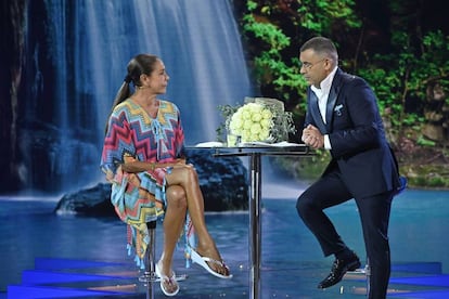 Isabel Pantoja y Jorge Javier Vázquez, durante la entrevista a la cantante tras su salida de 'Supervivientes'.