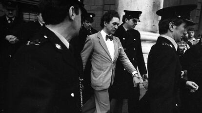 Malcolm MacArthur sortint del jutjat l'11 de gener del 1983.