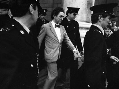 Malcolm MacArthur sortint del jutjat l'11 de gener del 1983.