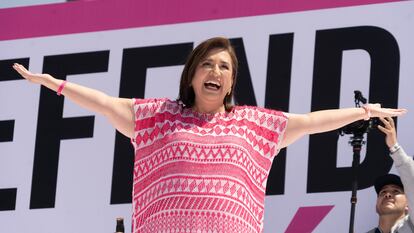 Xóchitl Gálvez usa un huipil en Ciudad de México, el 19 de mayo.