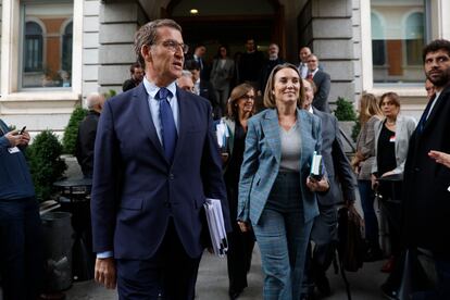 El líder del PP, Alberto Núñez Feijóo, acompañado por la portavoz en el Congreso, Cuca Gamarra, a su llegada al Congreso, en el primer día del debate de investidura de Pedro Sánchez.