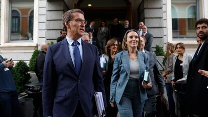 El líder del PP, Alberto Núñez Feijóo, acompañado por la portavoz en el Congreso, Cuca Gamarra, a su llegada al Congreso, en el primer día del debate de investidura de Pedro Sánchez.