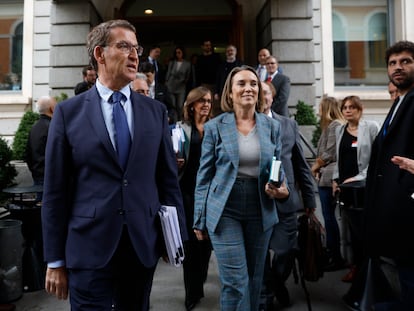 El líder del PP, Alberto Núñez Feijóo, acompañado por la portavoz en el Congreso, Cuca Gamarra, a su llegada al Congreso, en el primer día del debate de investidura de Pedro Sánchez.