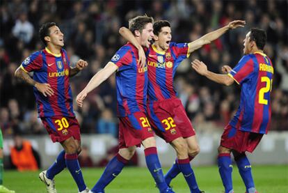 Fontàs celebra su gol de la temporada anterior ante el Rubin Kazán con Thiago, Bartra y Adriano.