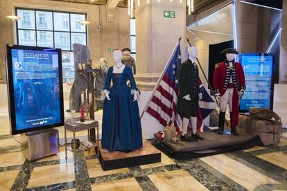 Piezas de vestuario de la serie 'Outlander' en Madrid.