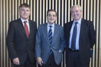De izquierda a derecha, los presidentes de Kutxa, Xabier Iturbe; BBK, Mario Fernández, y Vital, Carlos Zapatero, en un reciente acto en Bilbao.