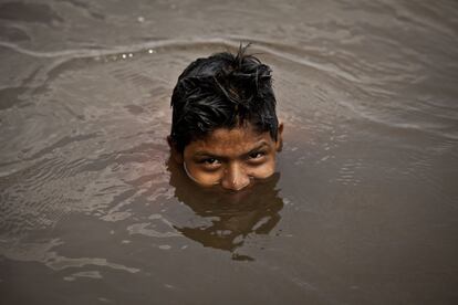 Un ni&ntilde;o guatemalteco nada en el r&iacute;o Suchiate.