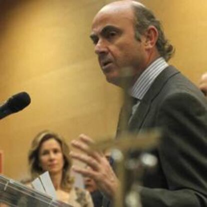El ministro de Economía y Competitividad, Luis de Guindos, preside la toma de posesión de varios altos cargos del ministerio en presencia de Cristina Garmendia
