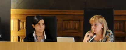 Isabel Carrasco (derecha), con la hija de la asesina confesa.