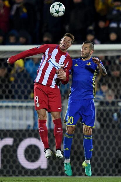 Fernando Torres (izquierda) del Atlético de Madrid y Fedor Kudryashov del Rostov saltan para golpear de cabeza.