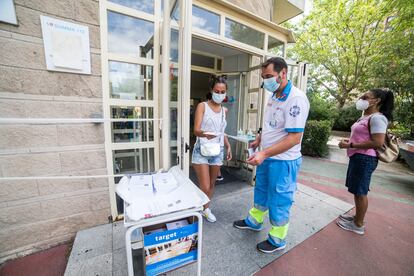 Dispositivo para realizar pruebas PCR en un centro de salud de Madrid, este jueves.