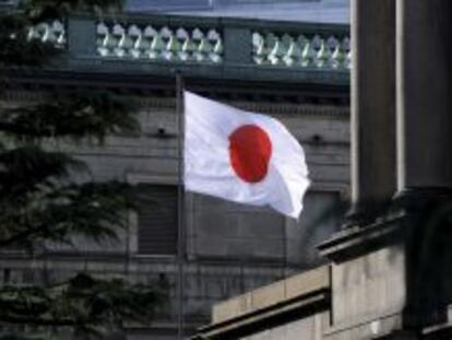 Una bandera japonesa ondea sobre el Banco de Jap&oacute;n (BOJ) en Tokio. EFE/Archivo