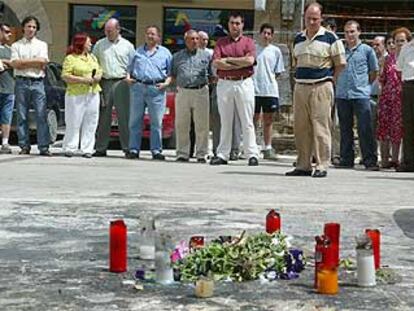 El alcalde de Sangüesa, J. Luis Lorenzo, guarda un minuto de silencio en el lugar del último atentado de ETA.