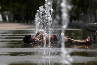 Una persona se refresca en una de las fuentes del centro de la Córdoba, este sábado, el día más cálido de la ola de calor.