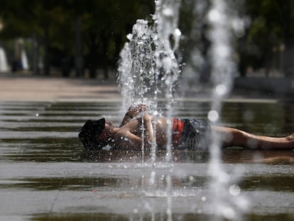 Una persona se refresca en una de las fuentes del centro de la Córdoba, este sábado, el día más cálido de la ola de calor.
