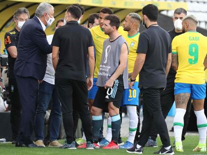 Messi escucha a Tite, seleccionador brasileño, este domingo en el estadio Arena de Sao Paulo.