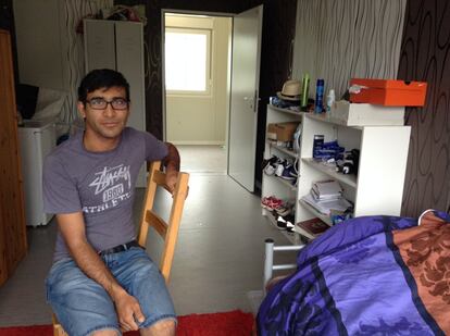 Omar (nombre ficticio) es un afgano que hace un año llegó a Alemania sólo. Él es menor de edad y aún vive en una residencia que los voluntarios de Bremen (norte del país) levantaron con ayuda y financiación de la Administración. En la habitación no hay fotos de sus padres, ni dibujos de Afganistán, solo existen recuerdos recientes del inicio de una nueva vida en un nuevo país.