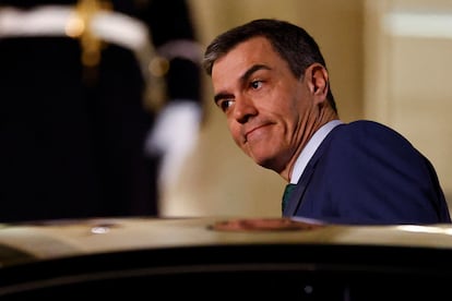 El presidente del Gobierno español, Pedro Sánchez, sale tras la reunión con líderes europeos sobre Ucrania y la seguridad europea en el Palacio del Elíseo en París.