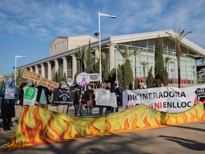 Activistes dels moviments pel clima protesten durant la cimera convocada per la Generalitat.