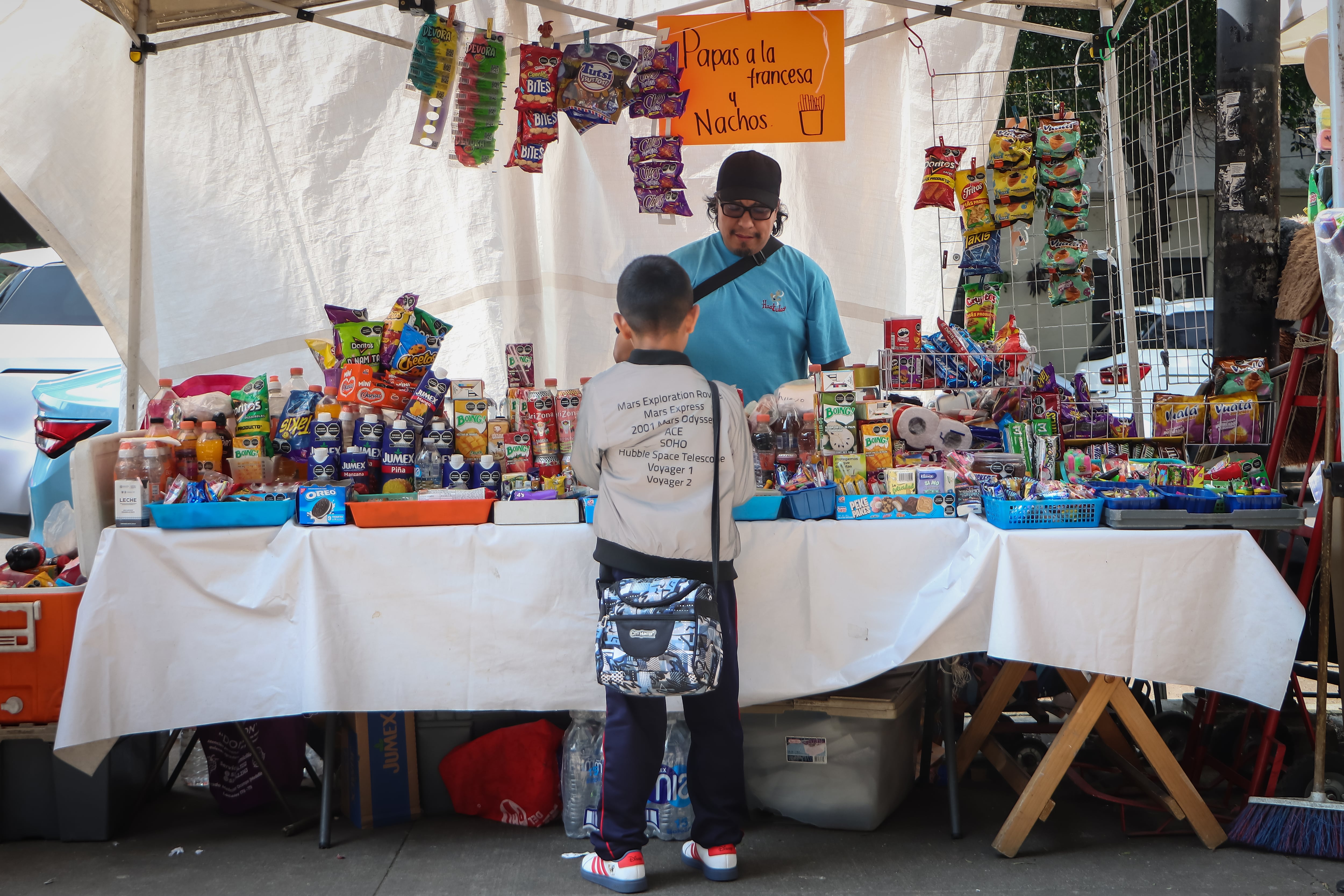 Venta de comida fuera de una escuela primaria en México.