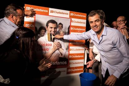 El cabeza de lista de Ciudadanos al Congreso por Valencia, Toni Cantó, durante la pegada de carteles que da comienzo a la campaña electoral. 