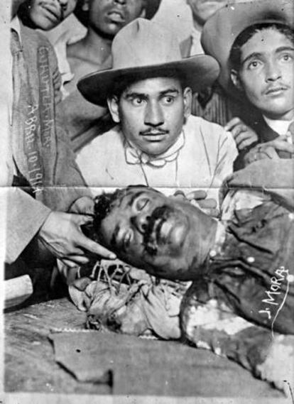 El cadáver de Emiliano Zapata, exhibido tras su asesinato el 10 de abril de 1919.