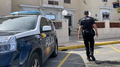 Un agente de la Policía Nacional en Alicante, en una imagen de archivo.