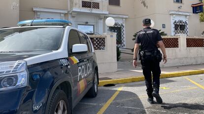 Un agente de la Policía Nacional en Alicante, en una imagen de archivo.