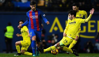 Andr&eacute; gomes disputa el bal&oacute;n con Manu Trigueros en el Villarreal-Bar&ccedil;a. 