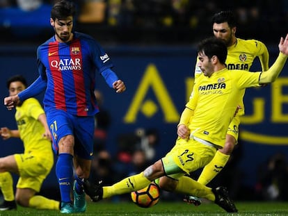 Andr&eacute; gomes disputa el bal&oacute;n con Manu Trigueros en el Villarreal-Bar&ccedil;a. 